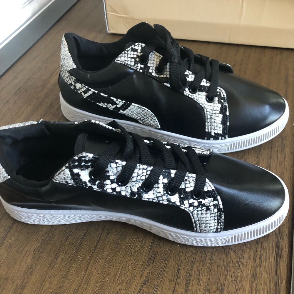 Yoki Sneakers - Picture 3 of 8